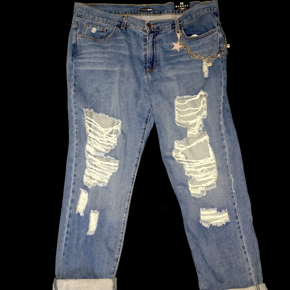 Fashion Nova Distressed Boyfriend Jeans w/ Chain